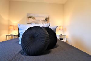 Giường trong phòng chung tại Sielhuus 5, Ferienwohnung mit Sauna in Fedderwardersiel