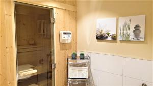 Phòng tắm tại Sielhuus 5, Ferienwohnung mit Sauna in Fedderwardersiel