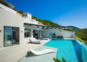 un'immagine di una villa con piscina di Aeliades Villas a Ayios Nikitas