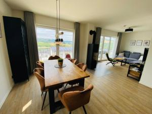 Posezení v ubytování Ferienhaus Sonnenweg 40 Diemelsee mit Sauna und Garten