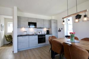 Kuchyň nebo kuchyňský kout v ubytování Ferienhaus Sonnenweg 40 Diemelsee mit Sauna und Garten + 21 fotografií