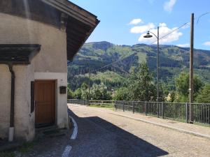 Vista generica sulle montagne o vista sulle montagne dall'interno dell'appartamento