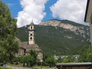 Vista generica sulle montagne o vista sulle montagne dall'interno dell'appartamento