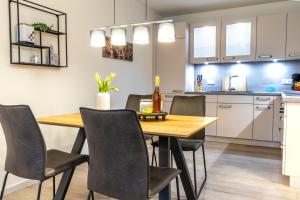 Kuchyň nebo kuchyňský kout v ubytování Ankerpunkt Südost - Ferienwohnung mit Garten und Sauna