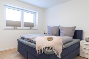 Postel nebo postele na pokoji v ubytování Dorumer Sielhuss 11 mit Sauna und Balkon