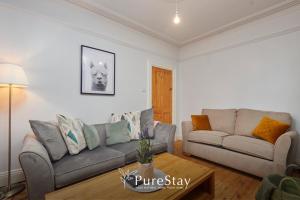 Posezení v ubytování Spacious Bradford House with 4 bedrooms & 6 Beds by PureStay with Parking for 7 nights min! + 44 fotografií