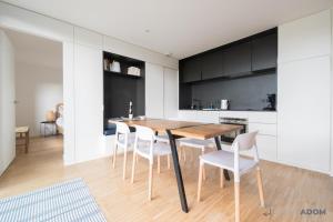 a kitchen and dining room with a wooden table and chairs at Sekoya Lodge - Proche plage - golf in Pornic +7 photos