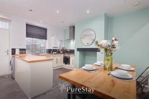 Kuchyň nebo kuchyňský kout v ubytování Spacious Bradford House with 4 bedrooms & 6 Beds by PureStay with Parking for 7 nights min!