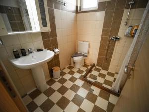 un baño con lavabo e inodoro en Casa Flora, en Kefalos 11 fotos más
