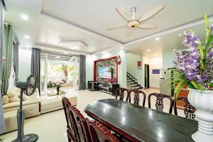 a dining room with a table and chairs and a ceiling fan at Ngoc Trai 01 Villa FLC Sam Son in Sầm Sơn