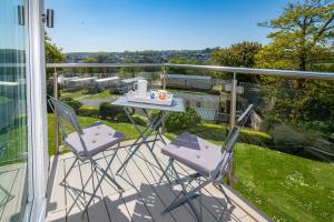 Un balcón o terraza de Luxury 2bed apartment with parking 5min walk to beach