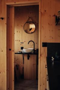 Ένα μπάνιο στο Parcel Tiny House au coeur des vignes proche Mont Ventoux