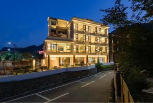 JiawanMountain and Bamboo Holiday Homestay Zhangjiajie Forest Park Branch的街道上灯火通明的大建筑