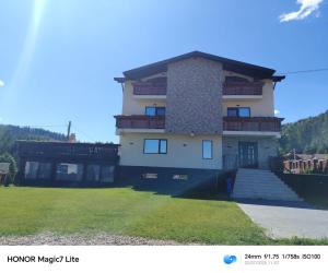 グラ・フモルルイにあるLa Ancuța-n Bucovinaの屋上にバルコニーがある大きな家