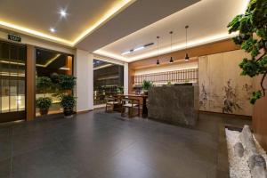 Mountain and Bamboo Holiday Homestay Zhangjiajie Forest Park Branch的厨房或小厨房