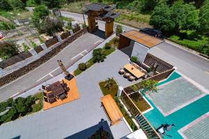 Mountain and Bamboo Holiday Homestay Zhangjiajie Forest Park Branch内部或周边的泳池