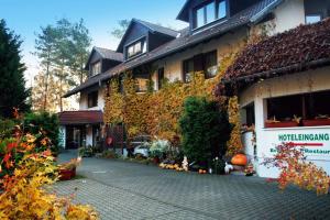 阔克威兹Ferien Hotel Cottbus的一栋前面有车道的房子