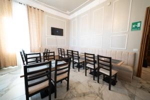 une salle de conférence avec des chaises, une table et une télévision dans l'établissement Astrid Hotel, à Florence