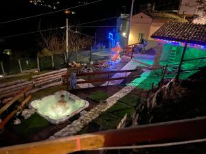 FarindolaにあるMarinella B&Bの夜、庭の浴槽に入っている男性 +2枚の写真