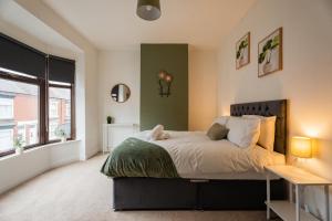 レッドカーにあるThe Alfred Suiteのベッドと窓のある寝室