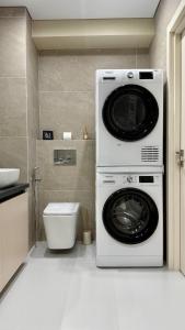 Et badeværelse på Luxury 2,5-Bedroom with Netflix and Free public Parking - GrandStay md Apartments + 13 billeder