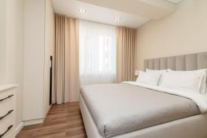 En eller flere senge i et værelse på Luxury 2,5-Bedroom with Netflix and Free public Parking - GrandStay md Apartments