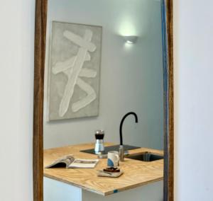 Un espejo que refleja un escritorio en una habitación. en Canaryislandshost l Canteras, en Las Palmas de Gran Canaria 7 fotos más