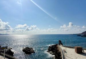 una vista de un gran cuerpo de agua en Canaryislandshost l Canteras, en Las Palmas de Gran Canaria