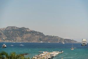 ジャルディーニ・ナクソスにあるSea View Apartment in Naxosの水中の船団