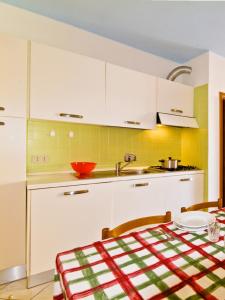 A kitchen or kitchenette at Residence Giuliana