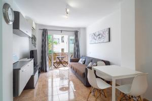 salon z kanapą i stołem w obiekcie Apartmento Caribe Centro Casasol w mieście Nerja