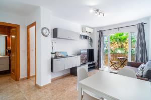 salon z kanapą i stołem w obiekcie Apartmento Caribe Centro Casasol w mieście Nerja