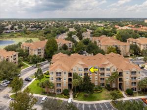 Una vista aérea de un complejo de apartamentos con una flecha amarilla en el techo. en Peaceful Getaway in Windsor Hills, en Orlando