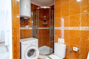 łazienka z toaletą i pralką w obiekcie Apartmento Caribe Centro Casasol w mieście Nerja +14 zdjęć