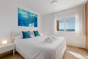 Posteľ alebo postele v izbe v ubytovaní 2163-Amazing penthouse, 2 terraces sea-golf view + 26 fotografií
