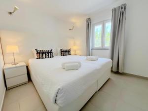 Ένα ή περισσότερα κρεβάτια σε δωμάτιο στο Dune Pearl Villa - Private Spa - Exclusive Pool, Sauna & Beach Access - Duna Parque Resorts & Hotels +17 φωτογραφίες