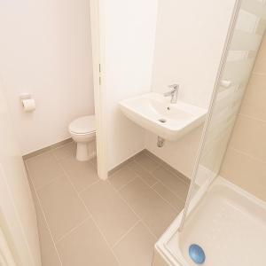 Un baño blanco con lavabo e inodoro. en UrbanStay 2, en Viena