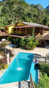 an aerial view of a resort with a pool at Recanto bela Vista caminho do ouro in Paraty