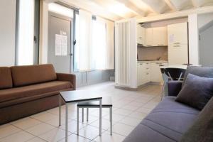 a living room with a couch and a table at APPARTAMENTO MODERNO con parcheggio gratuito di fronte in Lecco