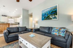 een woonkamer met twee banken en een tafel bij Nadines Nest in Kitty Hawk