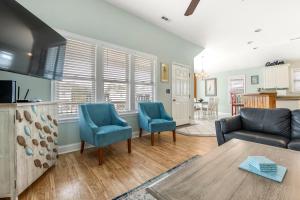 een woonkamer met twee blauwe stoelen en een bank bij Nadines Nest in Kitty Hawk +34 foto's