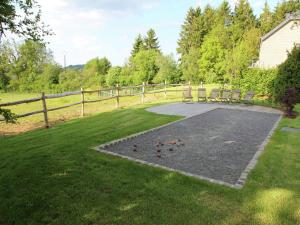 Tennis ja/või seinatennis majutusasutuses Holiday Home Manhay near Forest või selle läheduses