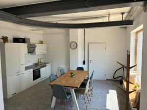 a kitchen and dining room with a wooden table and chairs at alte Löterei in Alzenau
