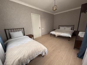 Rúm í herbergi á Geo Inn
