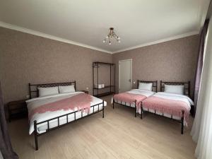 Rúm í herbergi á Geo Inn