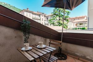 Rõdu või terrass majutusasutuses Daisy Flower Apartment - The House Of Travelers