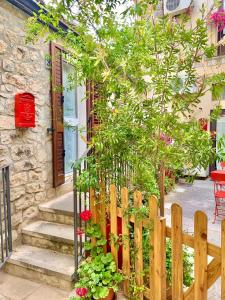 una recinzione di legno con un albero di fronte a una casa di Casa Dolce Casa a Modica