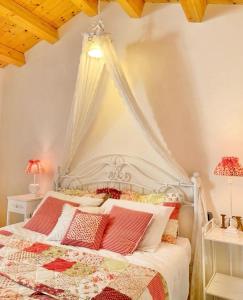 una camera da letto con un letto bianco con baldacchino di Casa Dolce Casa a Modica