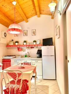 una cucina con un tavolo e un frigorifero bianco di Casa Dolce Casa a Modica