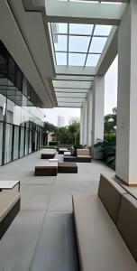 サンパウロにあるGeo Berrini Residencesのベンチ付きの廊下